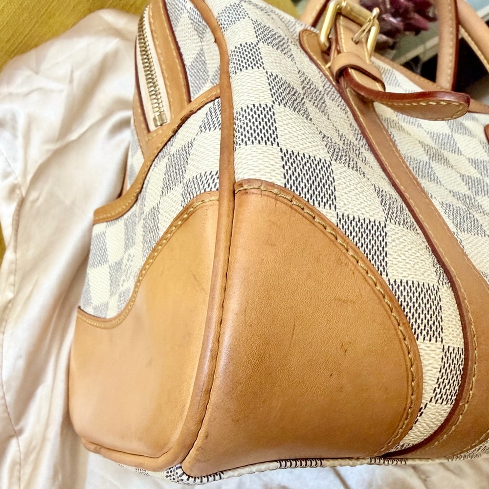 Authentic Louis Vuitton Berkely in Damier Azur - Picture 6 of 16